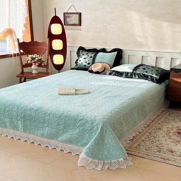 91家纺网 家纺一手货源 找家纺 （总）韩秀家纺 2025新款加厚牛奶绒蝴蝶蕾丝床盖花边夹棉床盖三件套高克重珊瑚绒单床盖-莫奈花园