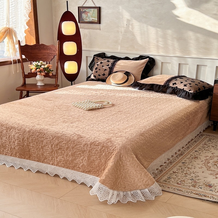 91家纺网 家纺一手货源 找家纺 （总）韩秀家纺 2025新款加厚牛奶绒蝴蝶蕾丝床盖花边夹棉床盖三件套高克重珊瑚绒单床盖-莫奈花园