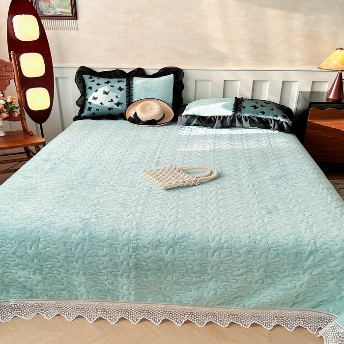 91家纺网 家纺一手货源 找家纺 （总）韩秀家纺 2025新款加厚牛奶绒蝴蝶蕾丝床盖花边夹棉床盖三件套高克重珊瑚绒单床盖-莫奈花园