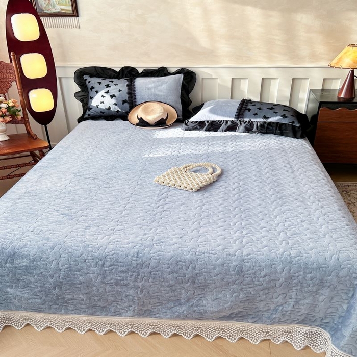 91家纺网 家纺一手货源 找家纺 韩秀家纺 2025新款加厚牛奶绒蝴蝶蕾丝床盖花边夹棉床盖三件套高克重珊瑚绒单床盖-莫奈花园 莫奈花园灰