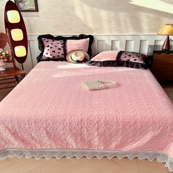 91家纺网 家纺一手货源 找家纺 韩秀家纺 2025新款加厚牛奶绒蝴蝶蕾丝床盖花边夹棉床盖三件套高克重珊瑚绒单床盖-莫奈花园 莫奈花园粉玉