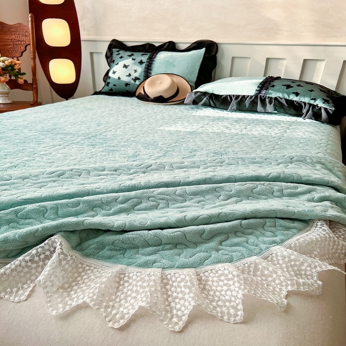 91家纺网 家纺一手货源 找家纺 （总）韩秀家纺 2025新款加厚牛奶绒蝴蝶蕾丝床盖花边夹棉床盖三件套高克重珊瑚绒单床盖-莫奈花园