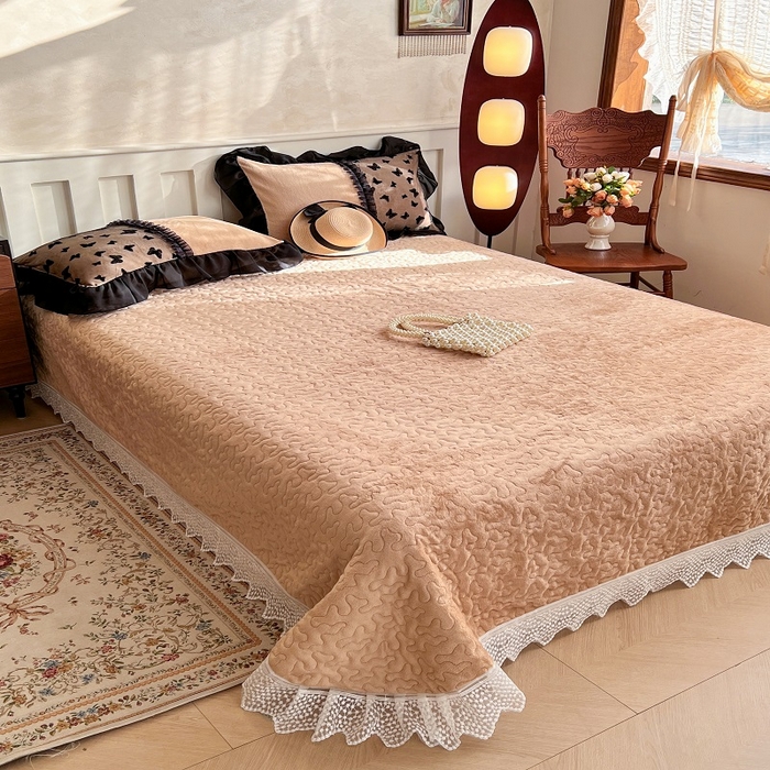 91家纺网 家纺一手货源 找家纺 韩秀家纺 2025新款加厚牛奶绒蝴蝶蕾丝床盖花边夹棉床盖三件套高克重珊瑚绒单床盖-莫奈花园 莫奈花园咖