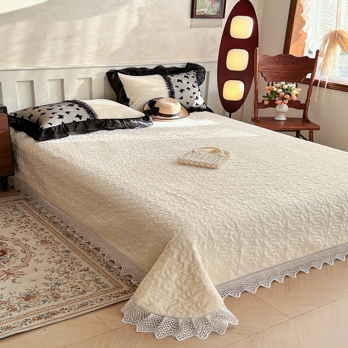 91家纺网 家纺一手货源 找家纺 韩秀家纺 2025新款加厚牛奶绒蝴蝶蕾丝床盖花边夹棉床盖三件套高克重珊瑚绒单床盖-莫奈花园 莫奈花园米