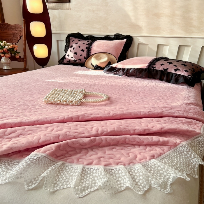 91家纺网 家纺一手货源 找家纺 韩秀家纺 2025新款加厚牛奶绒蝴蝶蕾丝床盖花边夹棉床盖三件套高克重珊瑚绒单床盖-莫奈花园 莫奈花园粉玉
