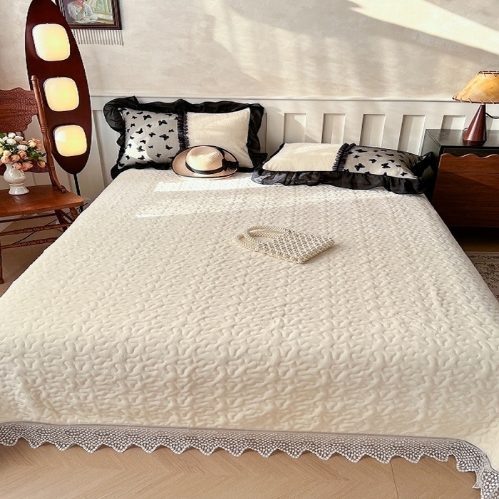 91家纺网 家纺一手货源 找家纺 韩秀家纺 2025新款加厚牛奶绒蝴蝶蕾丝床盖花边夹棉床盖三件套高克重珊瑚绒单床盖-莫奈花园 莫奈花园米