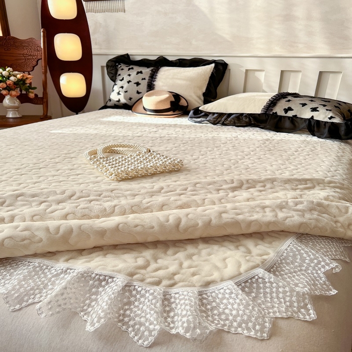 91家纺网 家纺一手货源 找家纺 韩秀家纺 2025新款加厚牛奶绒蝴蝶蕾丝床盖花边夹棉床盖三件套高克重珊瑚绒单床盖-莫奈花园 莫奈花园米