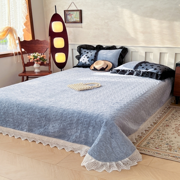 91家纺网 家纺一手货源 找家纺 韩秀家纺 2025新款加厚牛奶绒蝴蝶蕾丝床盖花边夹棉床盖三件套高克重珊瑚绒单床盖-莫奈花园 莫奈花园灰