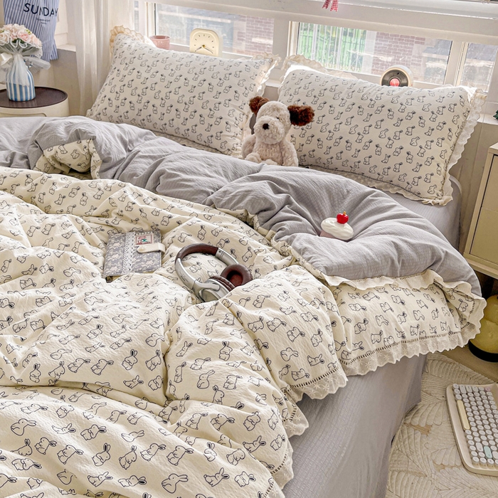 91家纺网 家纺一手货源 找家纺 恋之语 2025新款云感木棉皱皱双层纱全棉花边四件套单被套 小黑兔