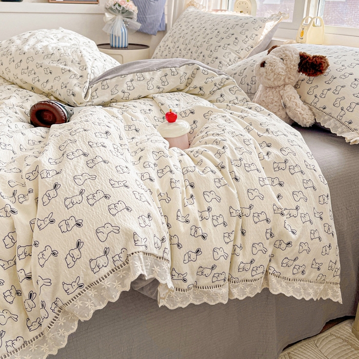 91家纺网 家纺一手货源 找家纺 恋之语 2025新款云感木棉皱皱双层纱全棉花边四件套单被套 小黑兔