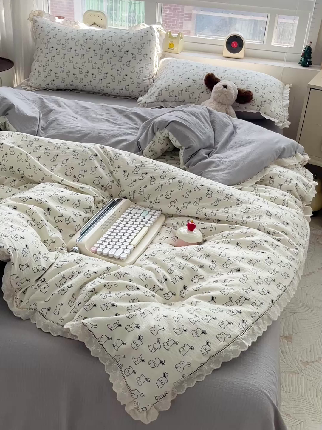 91家纺网 家纺一手货源 找家纺 恋之语 2025新款云感木棉皱皱双层纱全棉花边四件套单被套 小黑兔