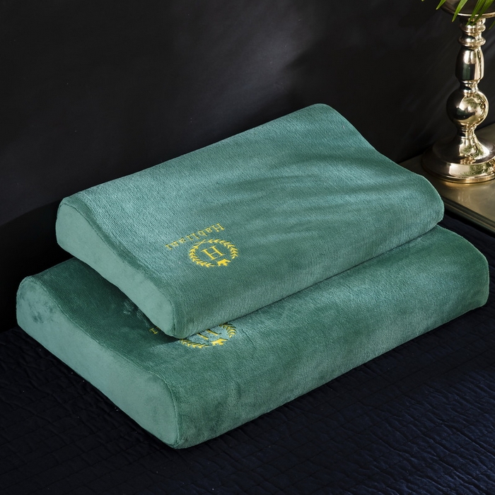 91家纺网 家纺一手货源 找家纺 大黄蜂家居家纺 2025新款H款牛奶绒秋冬刺绣乳胶枕套 孔雀绿