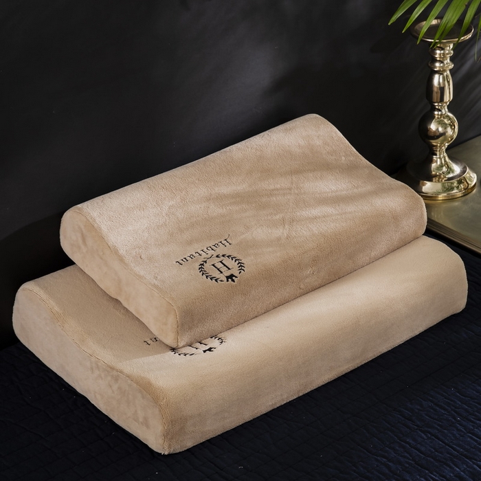 91家纺网 家纺一手货源 找家纺 大黄蜂家居家纺 2025新款H款牛奶绒秋冬刺绣乳胶枕套 富贵驼