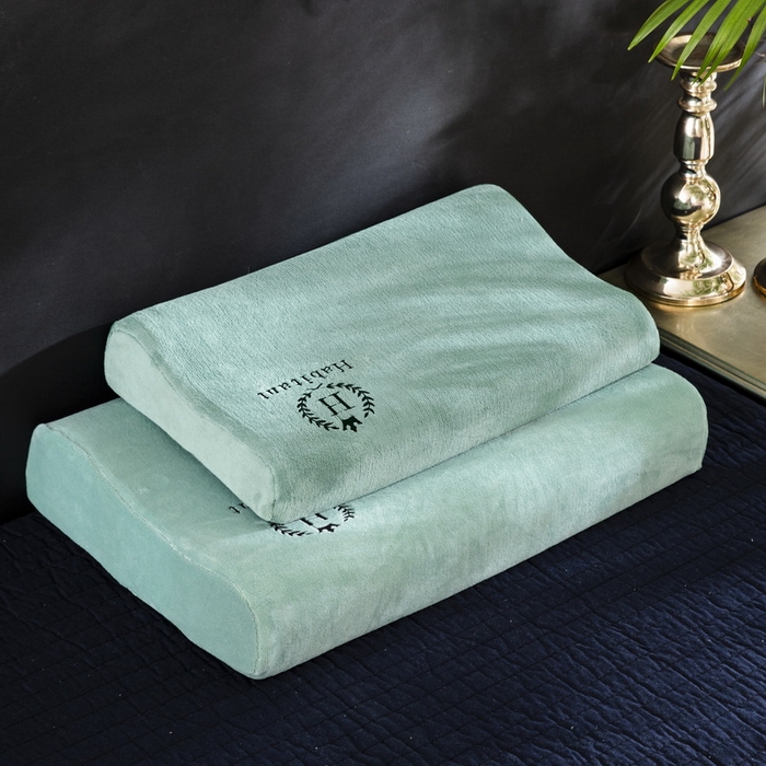 91家纺网 家纺一手货源 找家纺 大黄蜂家居家纺 2025新款H款牛奶绒秋冬刺绣乳胶枕套 抹茶绿