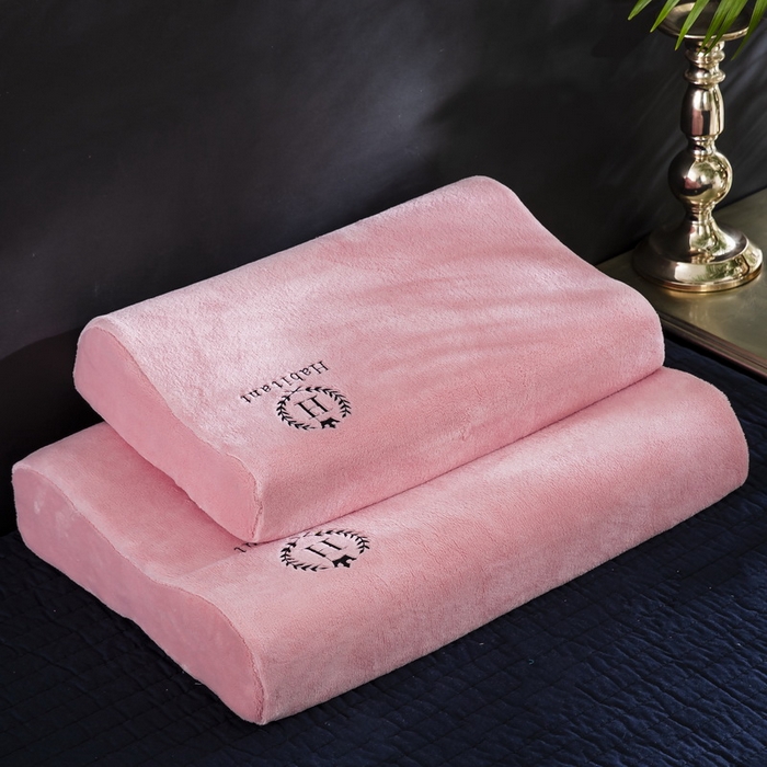 91家纺网 家纺一手货源 找家纺 大黄蜂家居家纺 2025新款H款牛奶绒秋冬刺绣乳胶枕套 蜜桃粉