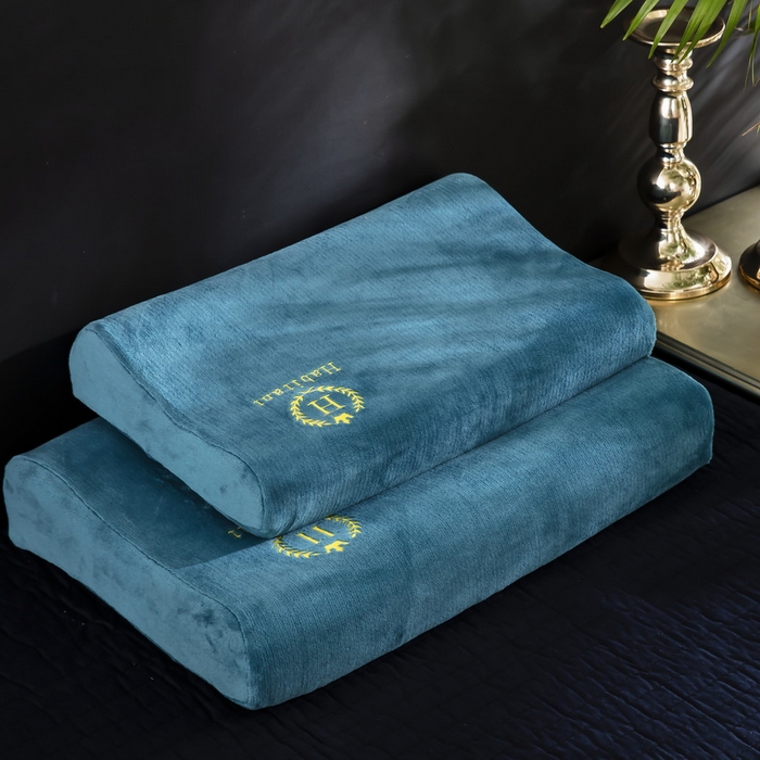 91家纺网 家纺一手货源 找家纺 大黄蜂家居家纺 2025新款H款牛奶绒秋冬刺绣乳胶枕套 景泰蓝