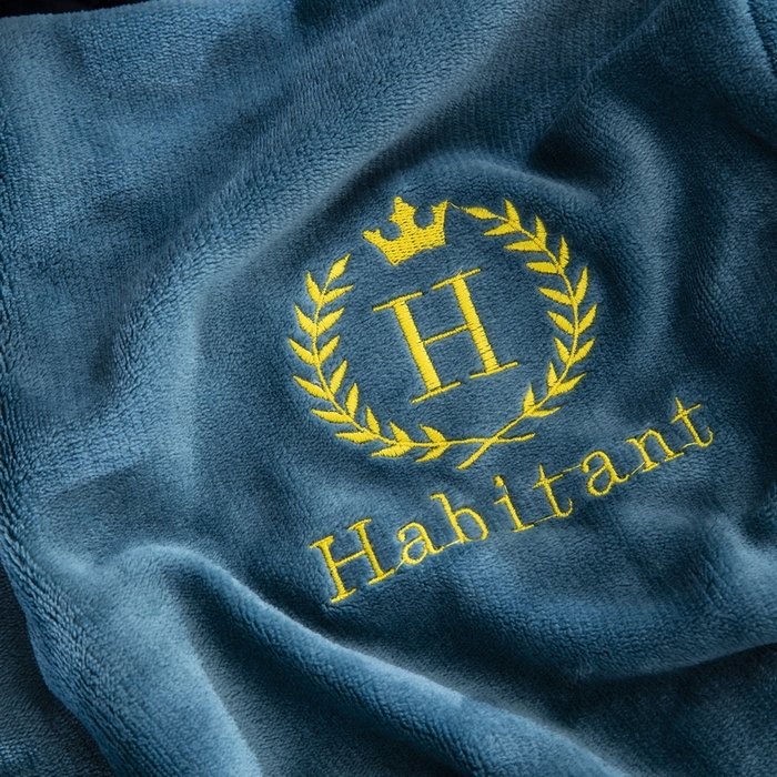 91家纺网 家纺一手货源 找家纺 大黄蜂家居家纺 2025新款H款牛奶绒秋冬刺绣乳胶枕套 景泰蓝