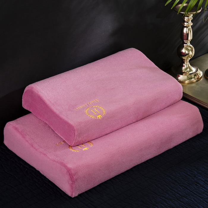 91家纺网 家纺一手货源 找家纺 大黄蜂家居家纺 2025新款H款牛奶绒秋冬刺绣乳胶枕套 西瓜红