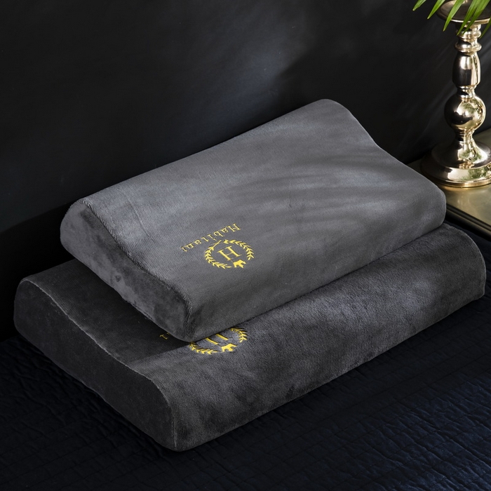 91家纺网 家纺一手货源 找家纺 大黄蜂家居家纺 2025新款H款牛奶绒秋冬刺绣乳胶枕套 绅士灰