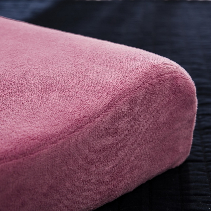 91家纺网 家纺一手货源 找家纺 大黄蜂家居家纺 2025新款H款牛奶绒秋冬刺绣乳胶枕套 西瓜红