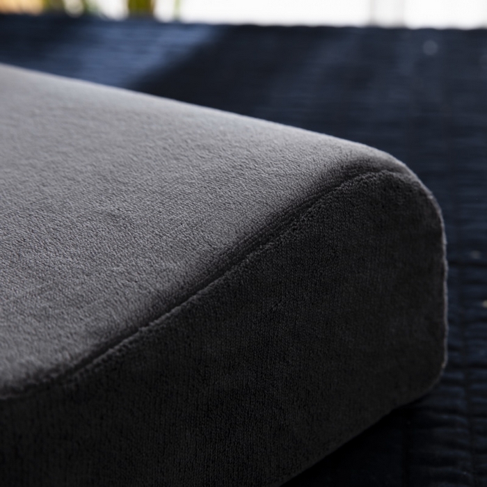 91家纺网 家纺一手货源 找家纺 大黄蜂家居家纺 2025新款H款牛奶绒秋冬刺绣乳胶枕套 绅士灰