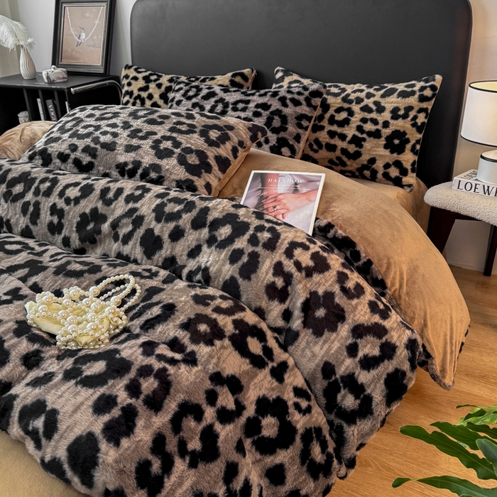 91家纺网 家纺一手货源 找家纺 乐窝家纺仓储 2025新款【8斤重】轻奢复古美拉德兔兔绒牛奶绒床单床笠床盖款四件套（日发50套优惠8元一套） 豹纹灰