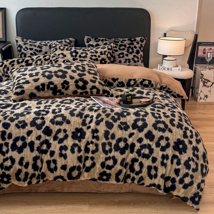 91家纺网 家纺一手货源 找家纺 乐窝家纺仓储 2025新款【8斤重】轻奢复古美拉德兔兔绒牛奶绒床单床笠床盖款四件套（日发50套优惠8元一套） 豹纹咖