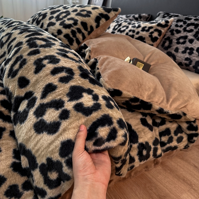 91家纺网 家纺一手货源 找家纺 乐窝家纺仓储 2025新款【8斤重】轻奢复古美拉德兔兔绒牛奶绒床单床笠床盖款四件套（日发50套优惠8元一套） 豹纹咖