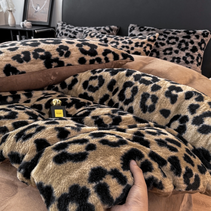 91家纺网 家纺一手货源 找家纺 乐窝家纺仓储 2025新款【8斤重】轻奢复古美拉德兔兔绒牛奶绒床单床笠床盖款四件套（日发50套优惠8元一套） 豹纹咖