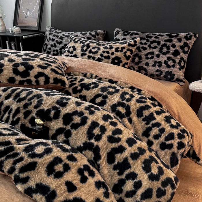 91家纺网 家纺一手货源 找家纺 乐窝家纺仓储 2025新款【8斤重】轻奢复古美拉德兔兔绒牛奶绒床单床笠床盖款四件套（日发50套优惠8元一套） 豹纹咖