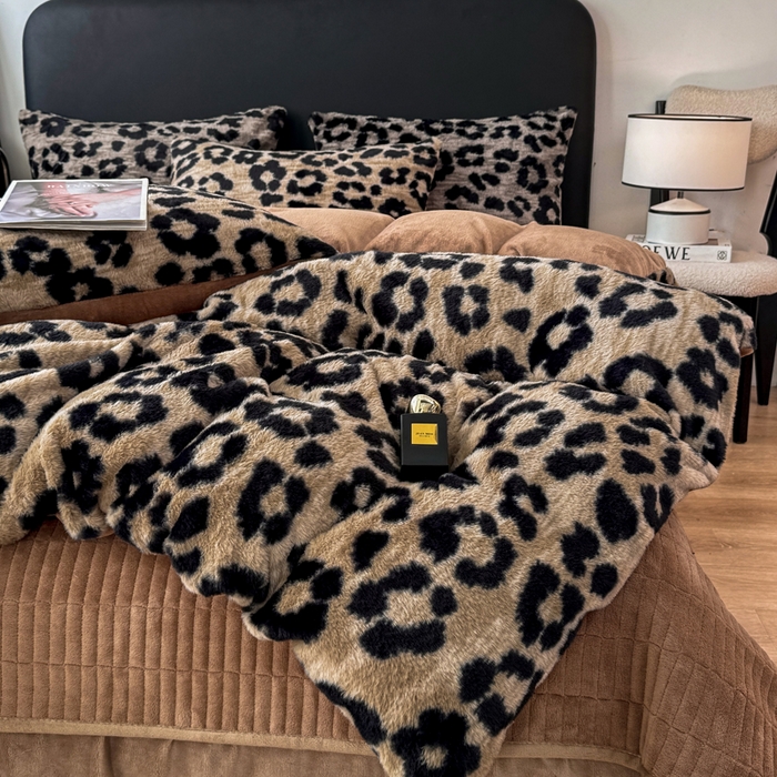 91家纺网 家纺一手货源 找家纺 乐窝家纺仓储 2025新款【8斤重】轻奢复古美拉德兔兔绒牛奶绒床单床笠床盖款四件套（日发50套优惠8元一套） 豹纹咖