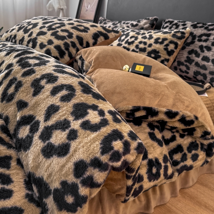 91家纺网 家纺一手货源 找家纺 乐窝家纺仓储 2025新款【8斤重】轻奢复古美拉德兔兔绒牛奶绒床单床笠床盖款四件套（日发50套优惠8元一套） 豹纹咖