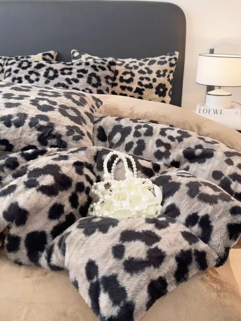 91家纺网 家纺一手货源 找家纺 乐窝家纺仓储 2025新款【8斤重】轻奢复古美拉德兔兔绒牛奶绒床单床笠床盖款四件套（日发50套优惠8元一套） 豹纹咖