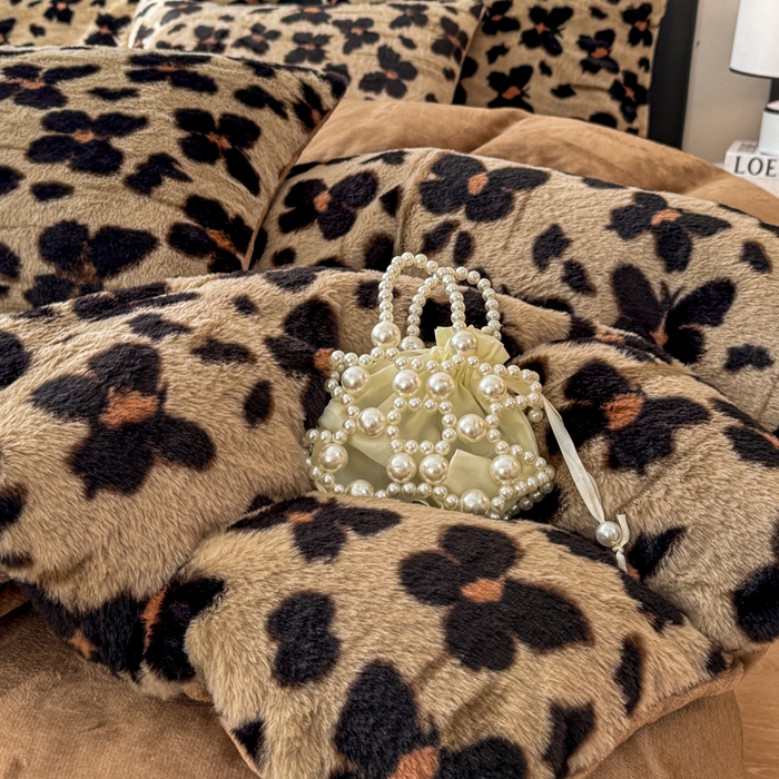 91家纺网 家纺一手货源 找家纺 乐窝家纺仓储 2025新款【8斤重】轻奢复古美拉德兔兔绒牛奶绒床单床笠床盖款四件套（日发50套优惠8元一套） 蝶舞