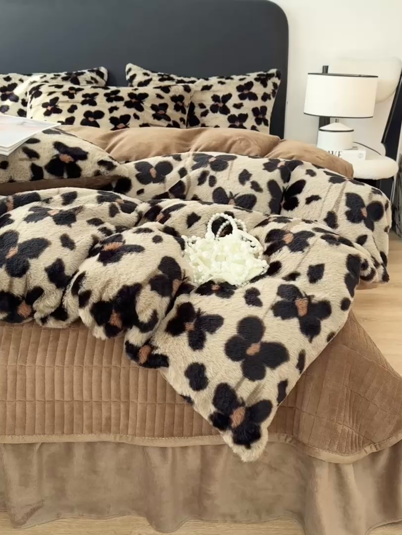 91家纺网 家纺一手货源 找家纺 乐窝家纺仓储 2025新款【8斤重】轻奢复古美拉德兔兔绒牛奶绒床单床笠床盖款四件套（日发50套优惠8元一套） 蝶舞