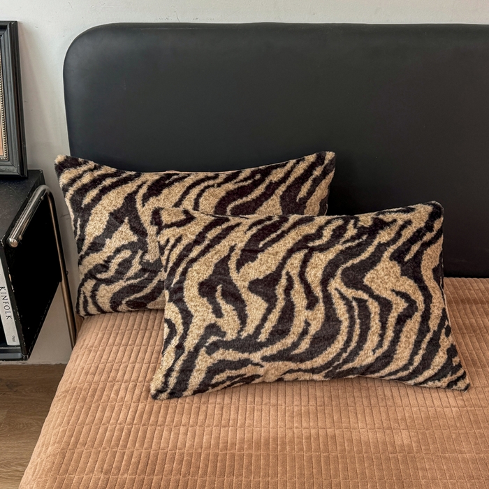 91家纺网 家纺一手货源 找家纺 乐窝家纺仓储 2025新款【8斤重】轻奢复古美拉德兔兔绒牛奶绒床单床笠床盖款四件套（日发50套优惠8元一套） 虎纹