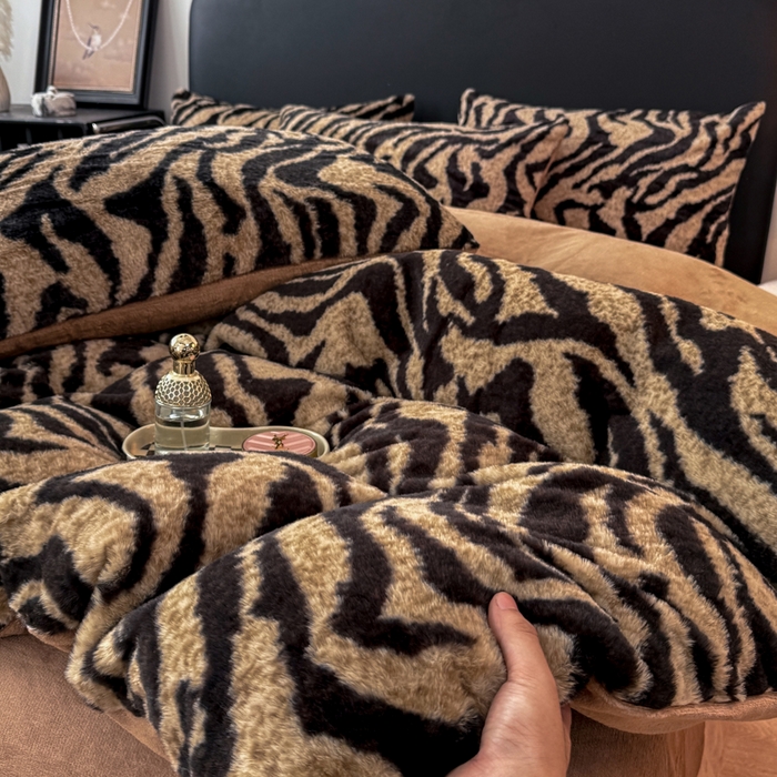 91家纺网 家纺一手货源 找家纺 乐窝家纺仓储 2025新款【8斤重】轻奢复古美拉德兔兔绒牛奶绒床单床笠床盖款四件套（日发50套优惠8元一套） 虎纹