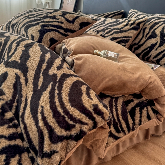 91家纺网 家纺一手货源 找家纺 乐窝家纺仓储 2025新款【8斤重】轻奢复古美拉德兔兔绒牛奶绒床单床笠床盖款四件套（日发50套优惠8元一套） 虎纹