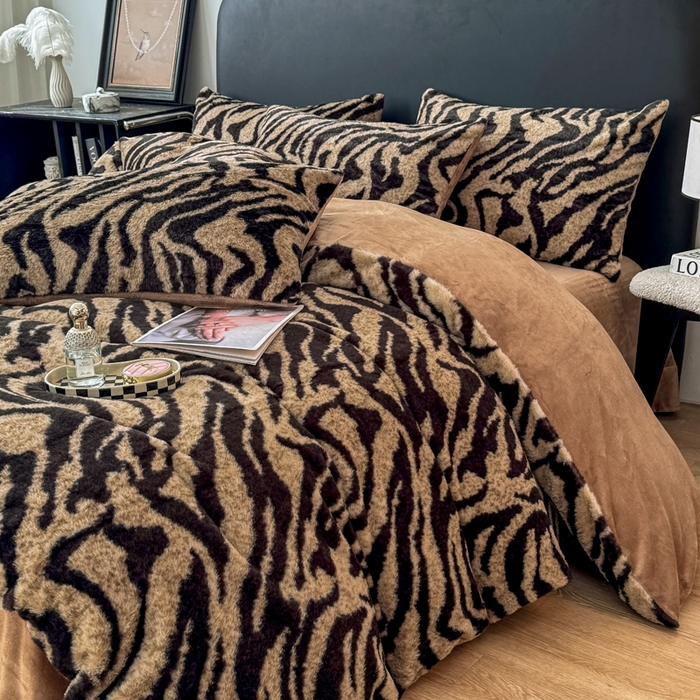 91家纺网 家纺一手货源 找家纺 乐窝家纺仓储 2025新款【8斤重】轻奢复古美拉德兔兔绒牛奶绒床单床笠床盖款四件套（日发50套优惠8元一套） 虎纹