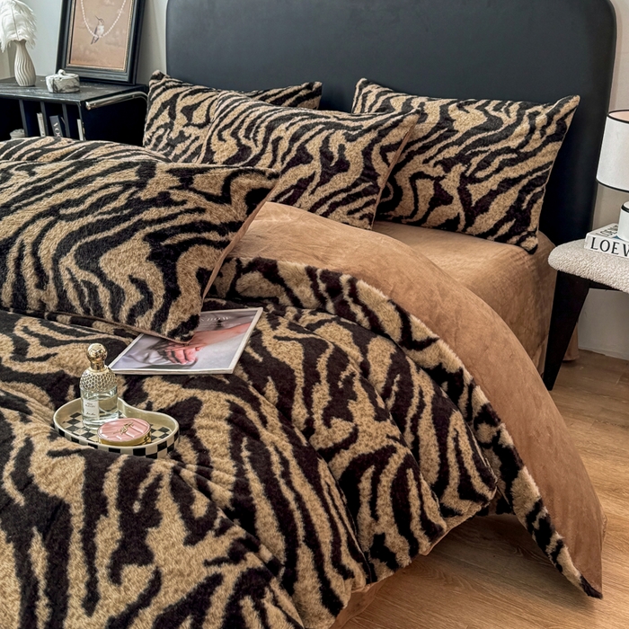 91家纺网 家纺一手货源 找家纺 乐窝家纺仓储 2025新款【8斤重】轻奢复古美拉德兔兔绒牛奶绒床单床笠床盖款四件套（日发50套优惠8元一套） 虎纹