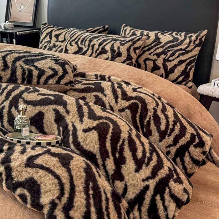 91家纺网 家纺一手货源 找家纺 乐窝家纺仓储 2025新款【8斤重】轻奢复古美拉德兔兔绒牛奶绒床单床笠床盖款四件套（日发50套优惠8元一套） 虎纹