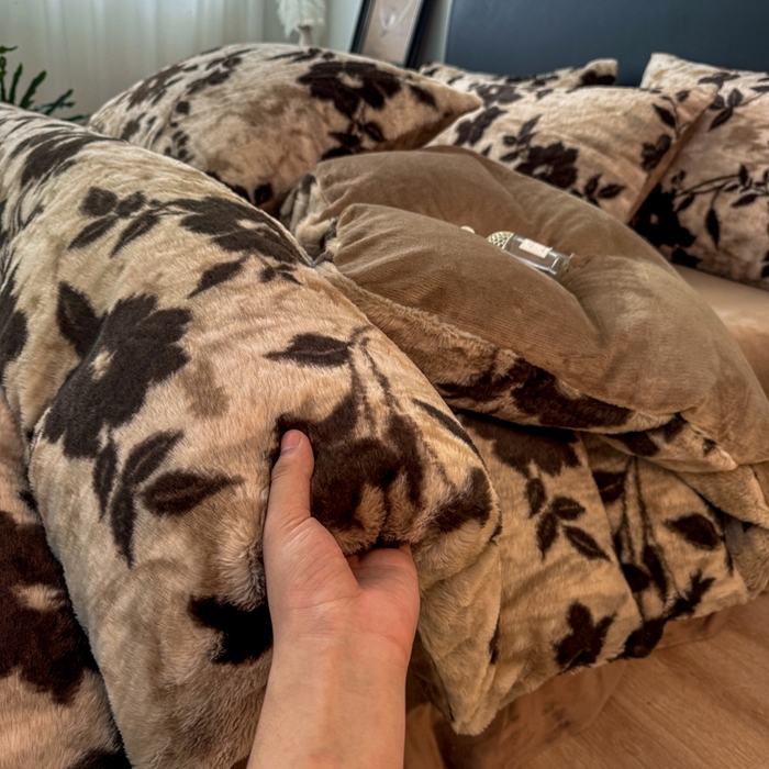 91家纺网 家纺一手货源 找家纺 乐窝家纺仓储 2025新款【8斤重】轻奢复古美拉德兔兔绒牛奶绒床单床笠床盖款四件套（日发50套优惠8元一套） 花语