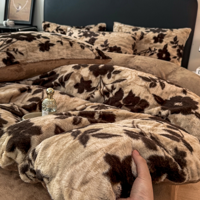 91家纺网 家纺一手货源 找家纺 乐窝家纺仓储 2025新款【8斤重】轻奢复古美拉德兔兔绒牛奶绒床单床笠床盖款四件套（日发50套优惠8元一套） 花语