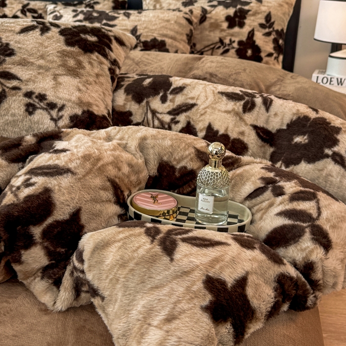 91家纺网 家纺一手货源 找家纺 乐窝家纺仓储 2025新款【8斤重】轻奢复古美拉德兔兔绒牛奶绒床单床笠床盖款四件套（日发50套优惠8元一套） 花语