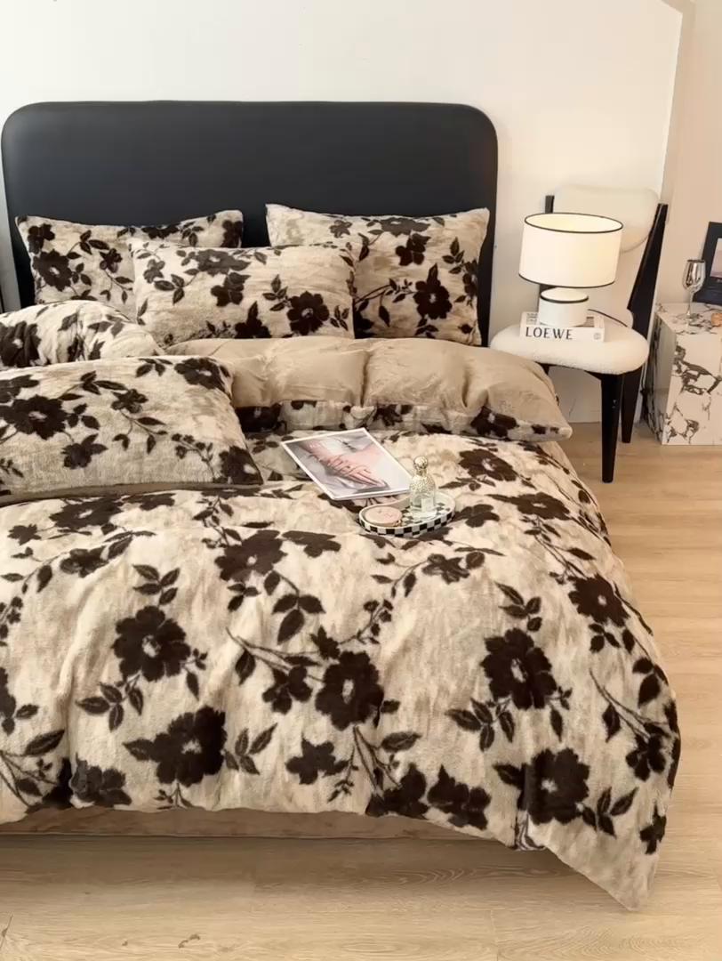 91家纺网 家纺一手货源 找家纺 乐窝家纺仓储 2025新款【8斤重】轻奢复古美拉德兔兔绒牛奶绒床单床笠床盖款四件套（日发50套优惠8元一套） 花语