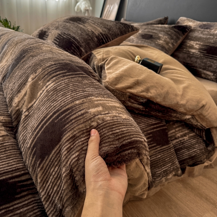 91家纺网 家纺一手货源 找家纺 乐窝家纺仓储 2025新款【8斤重】轻奢复古美拉德兔兔绒牛奶绒床单床笠床盖款四件套（日发50套优惠8元一套） 轮回