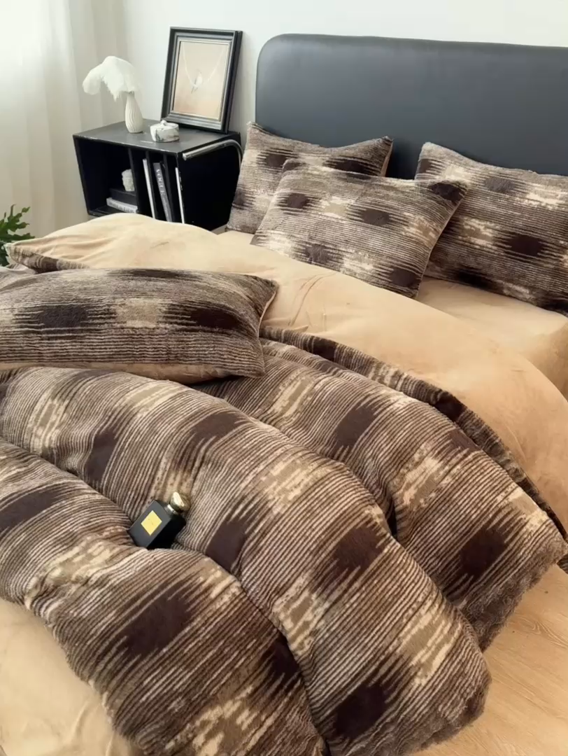 91家纺网 家纺一手货源 找家纺 乐窝家纺仓储 2025新款【8斤重】轻奢复古美拉德兔兔绒牛奶绒床单床笠床盖款四件套（日发50套优惠8元一套） 轮回