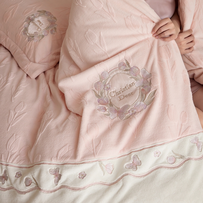 91家纺网 家纺一手货源 找家纺 （总）卡姿家纺 2025秋冬 德国奶芙绒提花刺绣—安德莉雅