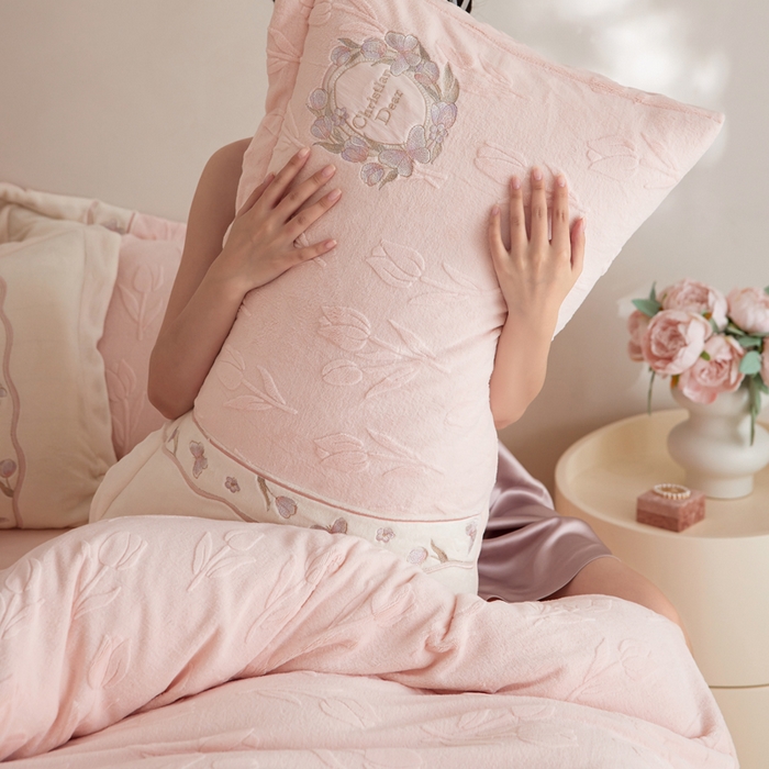 91家纺网 家纺一手货源 找家纺 （总）卡姿家纺 2025秋冬 德国奶芙绒提花刺绣—安德莉雅