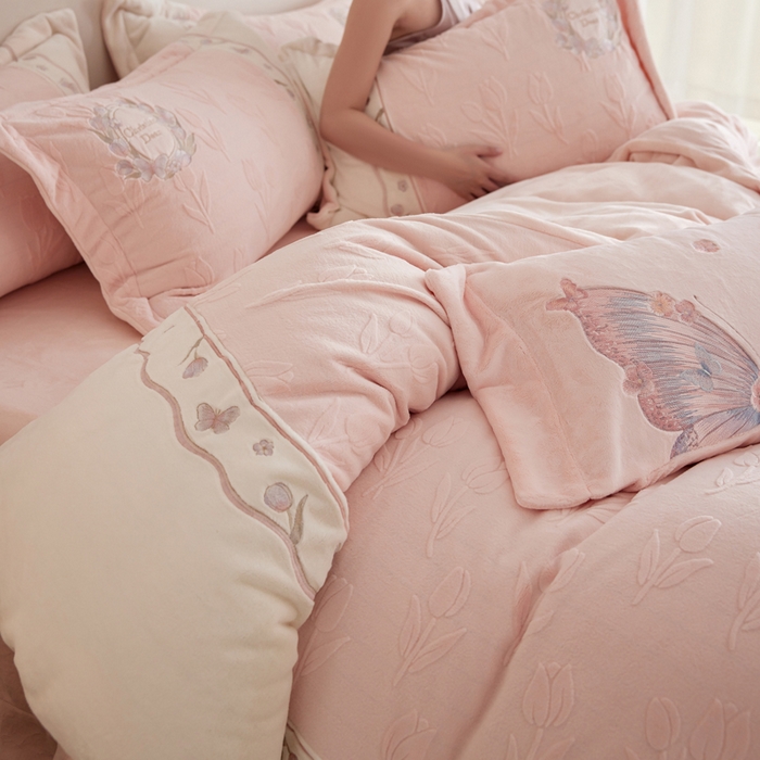 91家纺网 家纺一手货源 找家纺 （总）卡姿家纺 2025秋冬 德国奶芙绒提花刺绣—安德莉雅